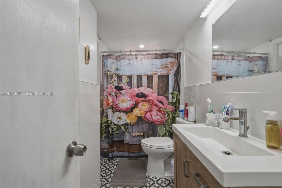 For Sale: $259,000 (2 beds, 1 baths, 965 Square Feet)