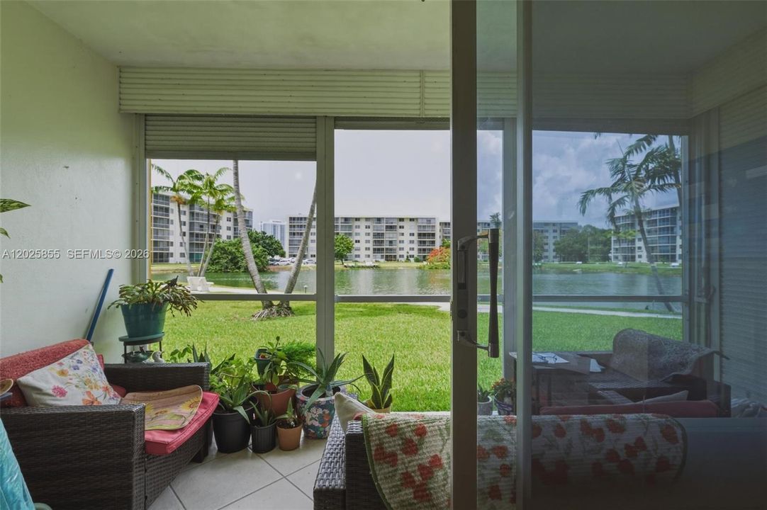 For Sale: $259,000 (2 beds, 1 baths, 965 Square Feet)