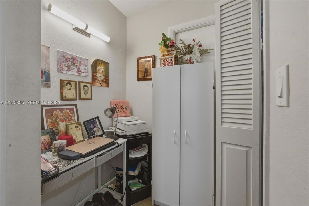 For Sale: $259,000 (2 beds, 1 baths, 965 Square Feet)