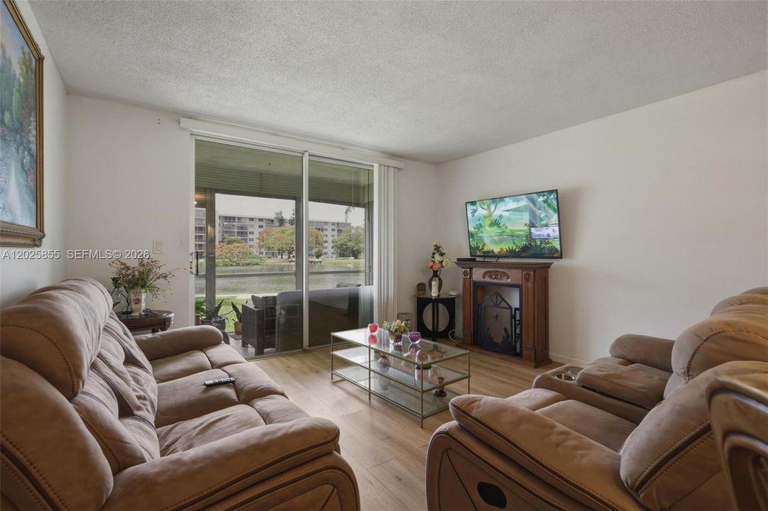 For Sale: $259,000 (2 beds, 1 baths, 965 Square Feet)