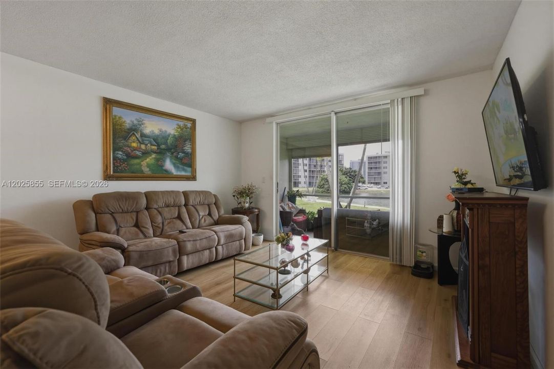 For Sale: $259,000 (2 beds, 1 baths, 965 Square Feet)