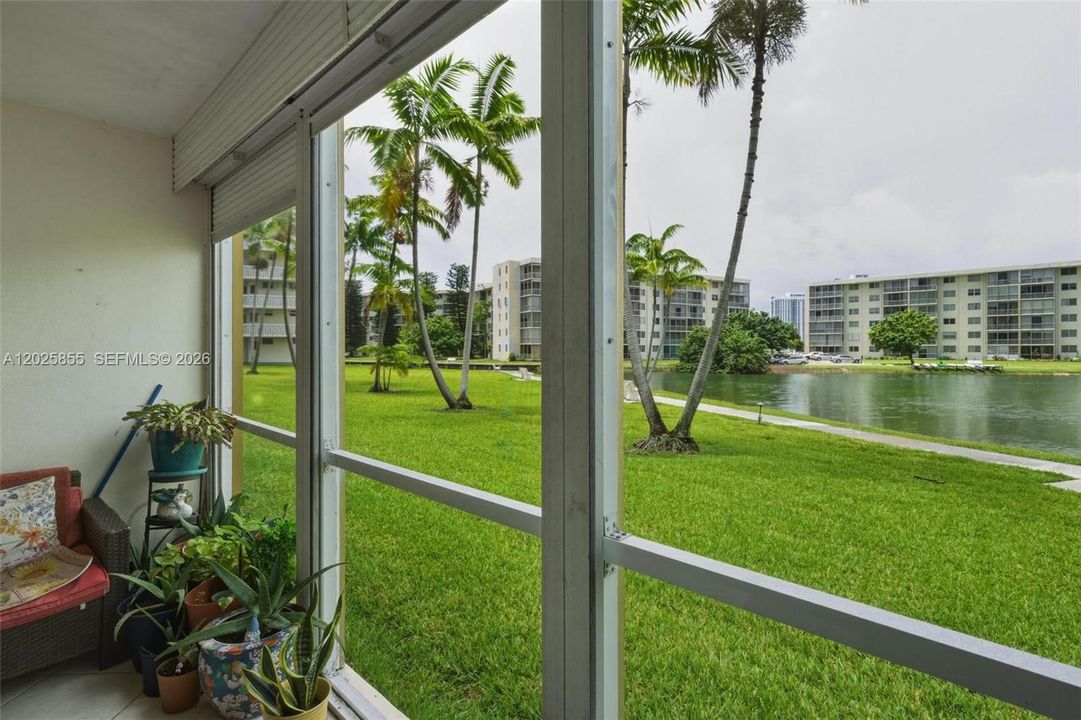 For Sale: $259,000 (2 beds, 1 baths, 965 Square Feet)