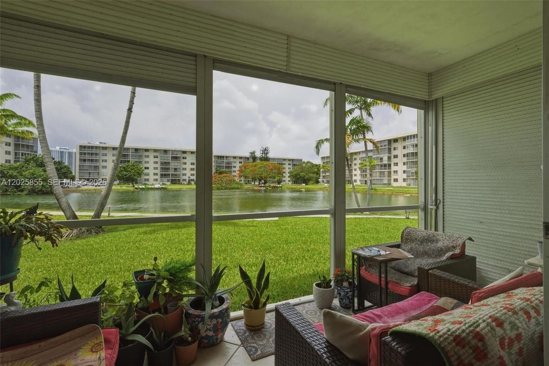For Sale: $259,000 (2 beds, 1 baths, 965 Square Feet)