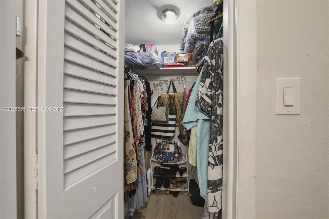 For Sale: $259,000 (2 beds, 1 baths, 965 Square Feet)