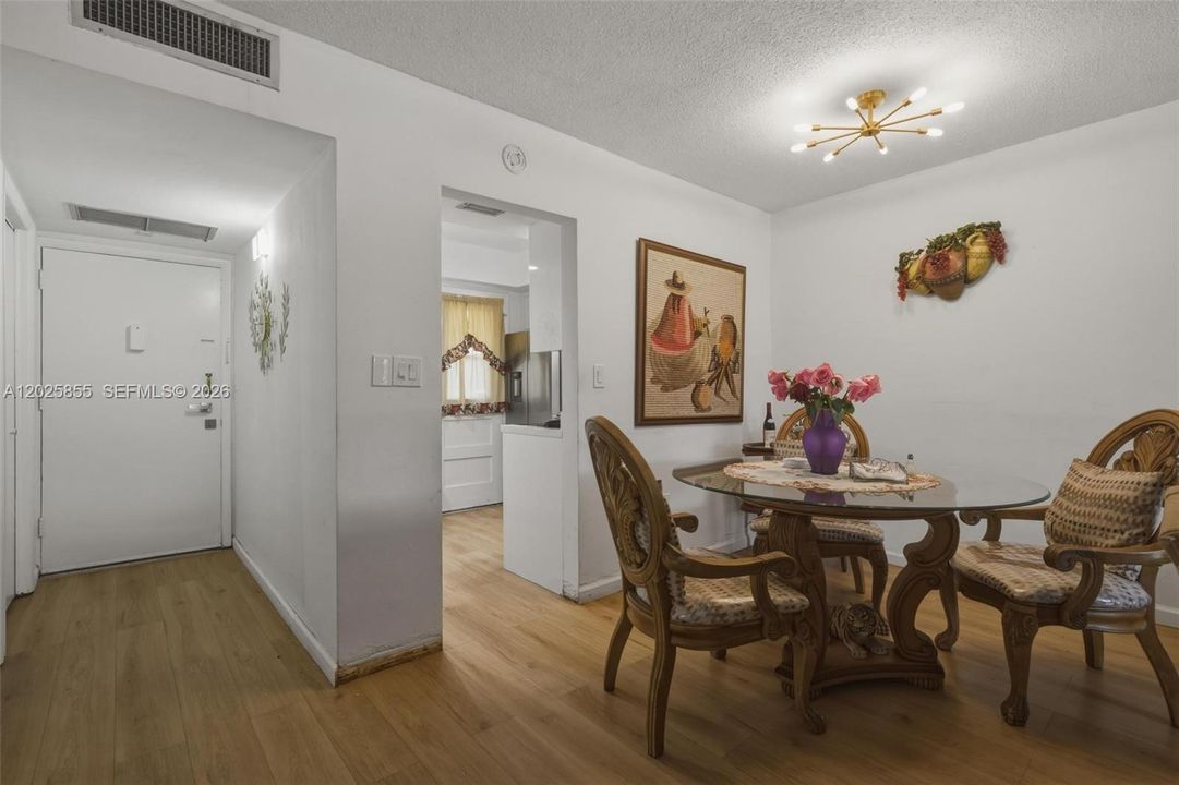For Sale: $259,000 (2 beds, 1 baths, 965 Square Feet)