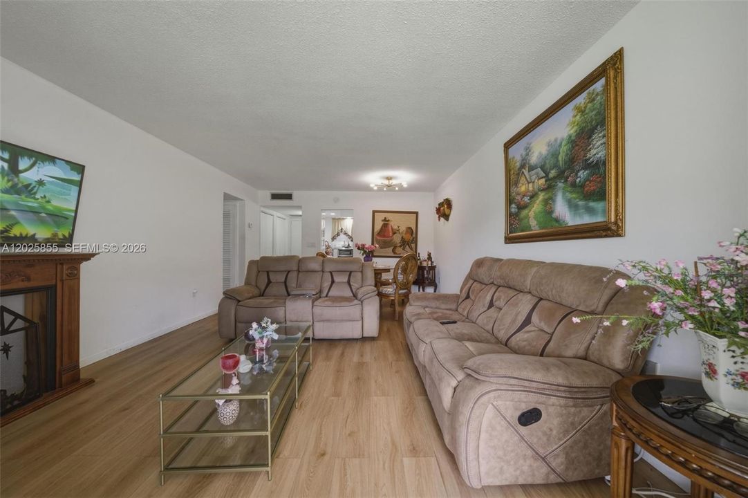 For Sale: $259,000 (2 beds, 1 baths, 965 Square Feet)