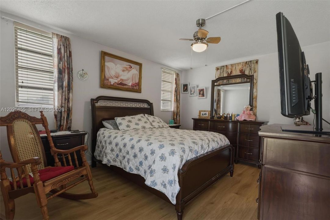 For Sale: $259,000 (2 beds, 1 baths, 965 Square Feet)