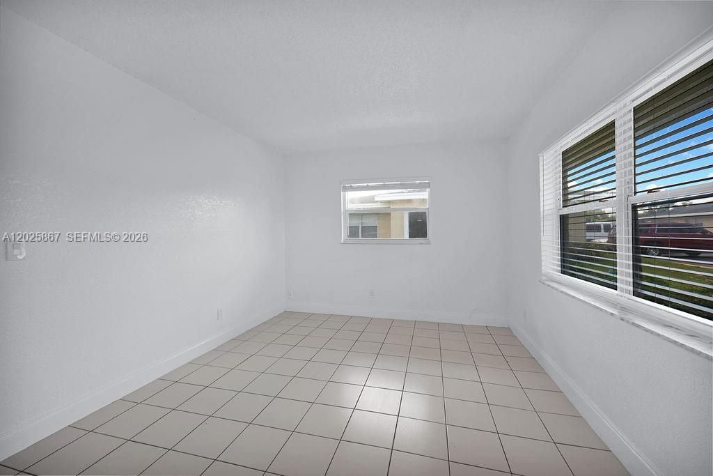 For Rent: $1,995 (2 beds, 1 baths, 827 Square Feet)