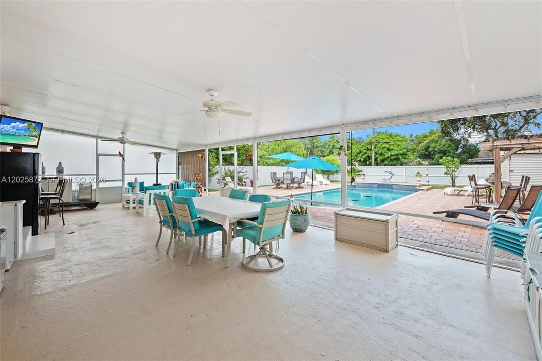 Active With Contract: $739,000 (2 beds, 1 baths, 979 Square Feet)