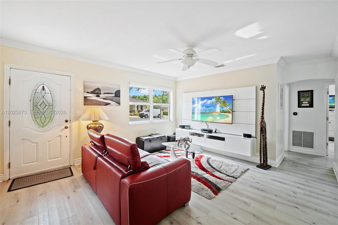 Active With Contract: $739,000 (2 beds, 1 baths, 979 Square Feet)
