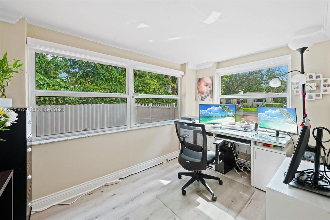 Active With Contract: $739,000 (2 beds, 1 baths, 979 Square Feet)