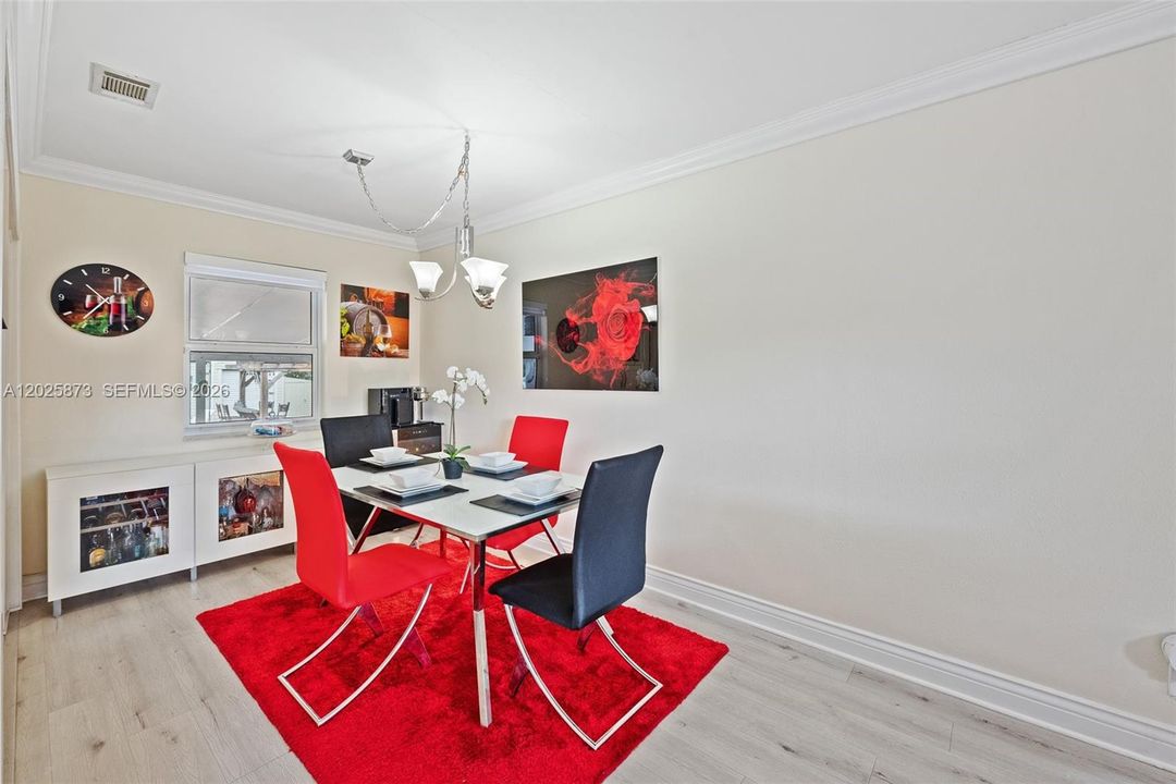 Active With Contract: $739,000 (2 beds, 1 baths, 979 Square Feet)