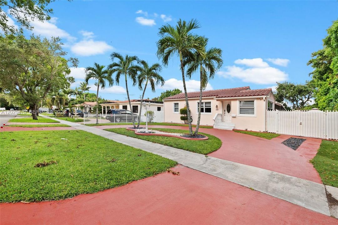 Active With Contract: $739,000 (2 beds, 1 baths, 979 Square Feet)