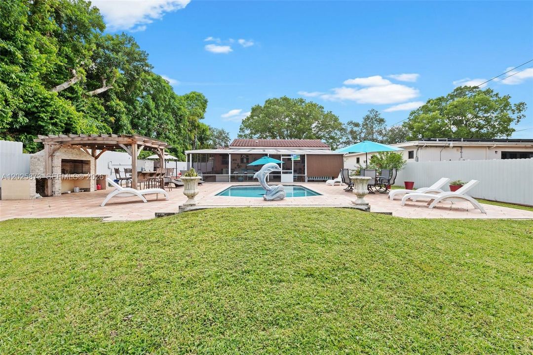 Active With Contract: $739,000 (2 beds, 1 baths, 979 Square Feet)