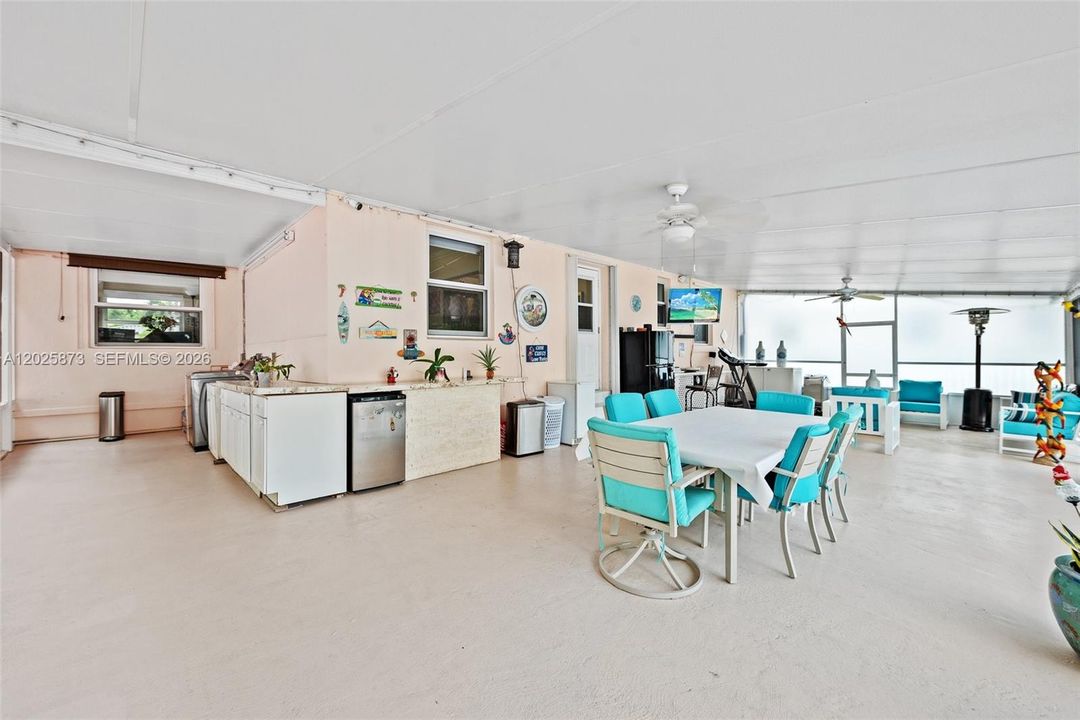 Active With Contract: $739,000 (2 beds, 1 baths, 979 Square Feet)
