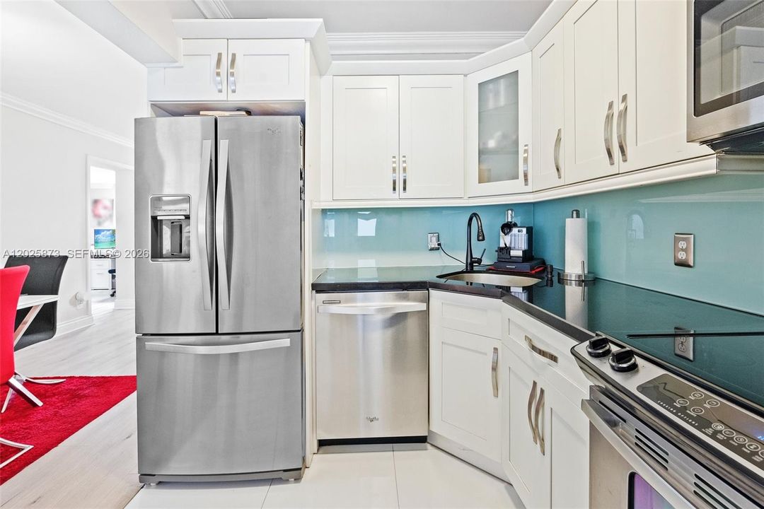 Active With Contract: $739,000 (2 beds, 1 baths, 979 Square Feet)