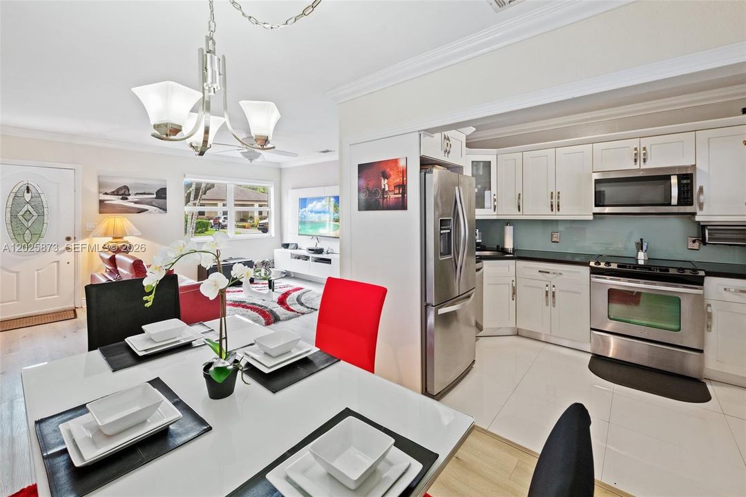 Active With Contract: $739,000 (2 beds, 1 baths, 979 Square Feet)