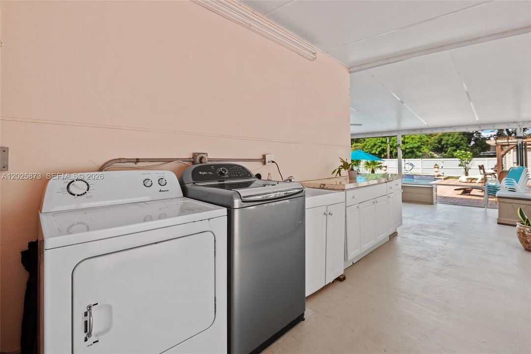 Active With Contract: $739,000 (2 beds, 1 baths, 979 Square Feet)