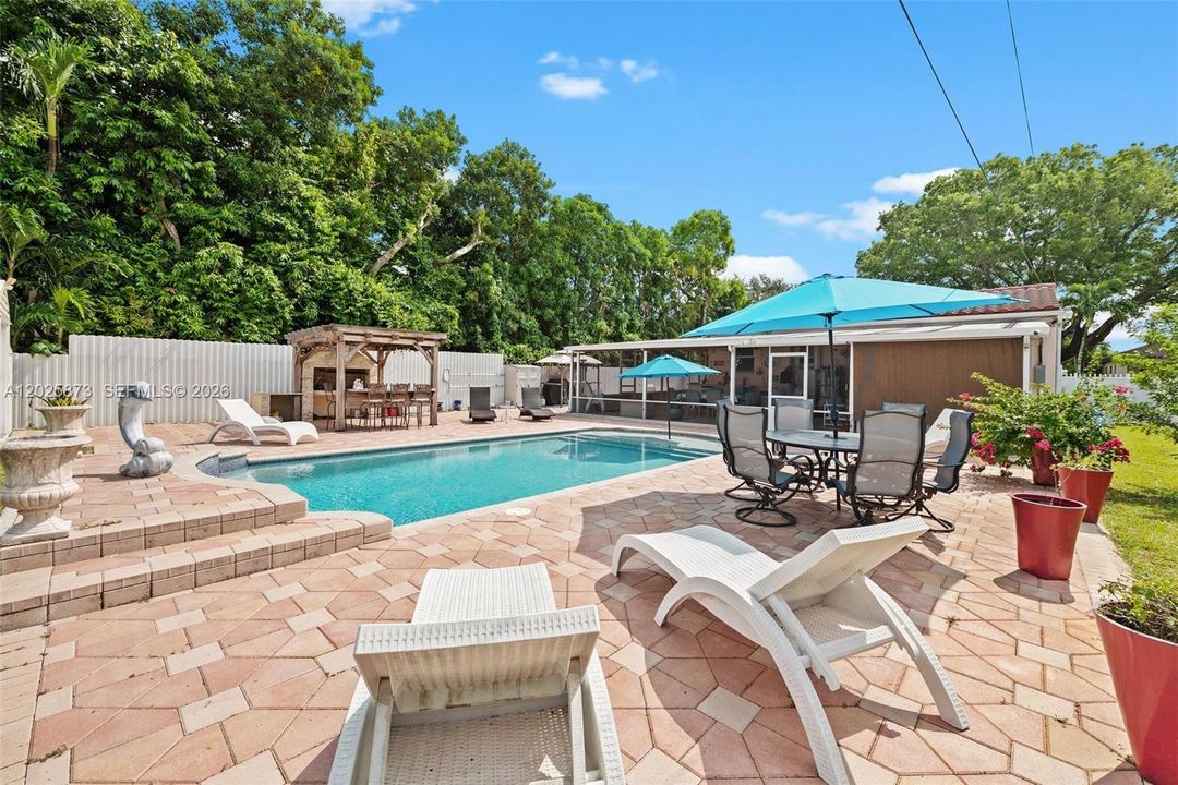 Active With Contract: $739,000 (2 beds, 1 baths, 979 Square Feet)