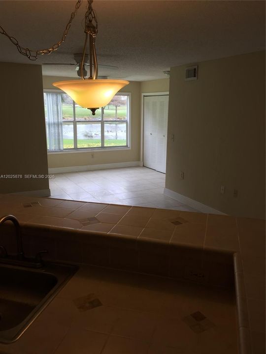 Activo con contrato: $270,000 (2 camas, 2 baños, 1065 Pies cuadrados)
