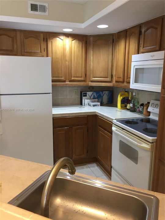Activo con contrato: $270,000 (2 camas, 2 baños, 1065 Pies cuadrados)
