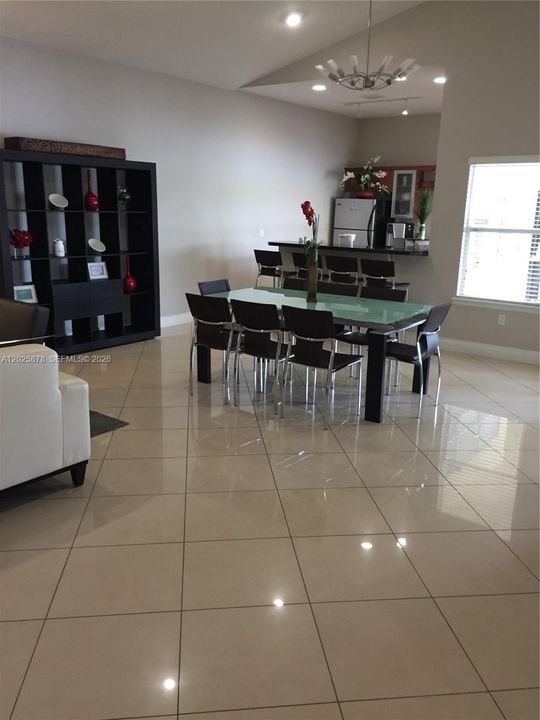Activo con contrato: $270,000 (2 camas, 2 baños, 1065 Pies cuadrados)