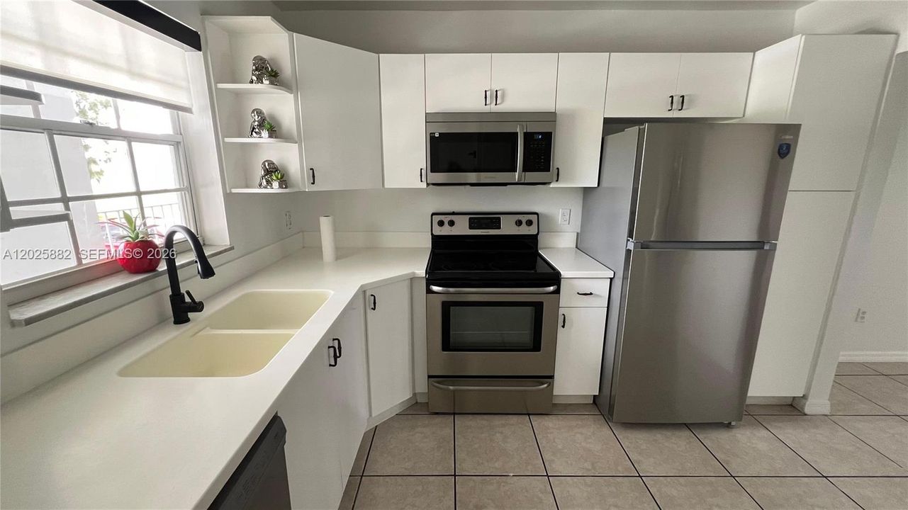 For Rent: $1,750 (1 beds, 1 baths, 780 Square Feet)