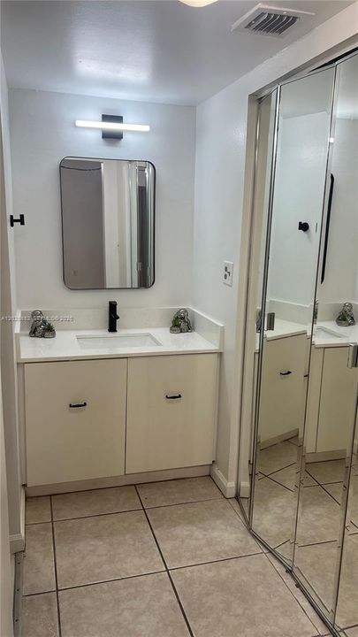 For Rent: $1,750 (1 beds, 1 baths, 780 Square Feet)