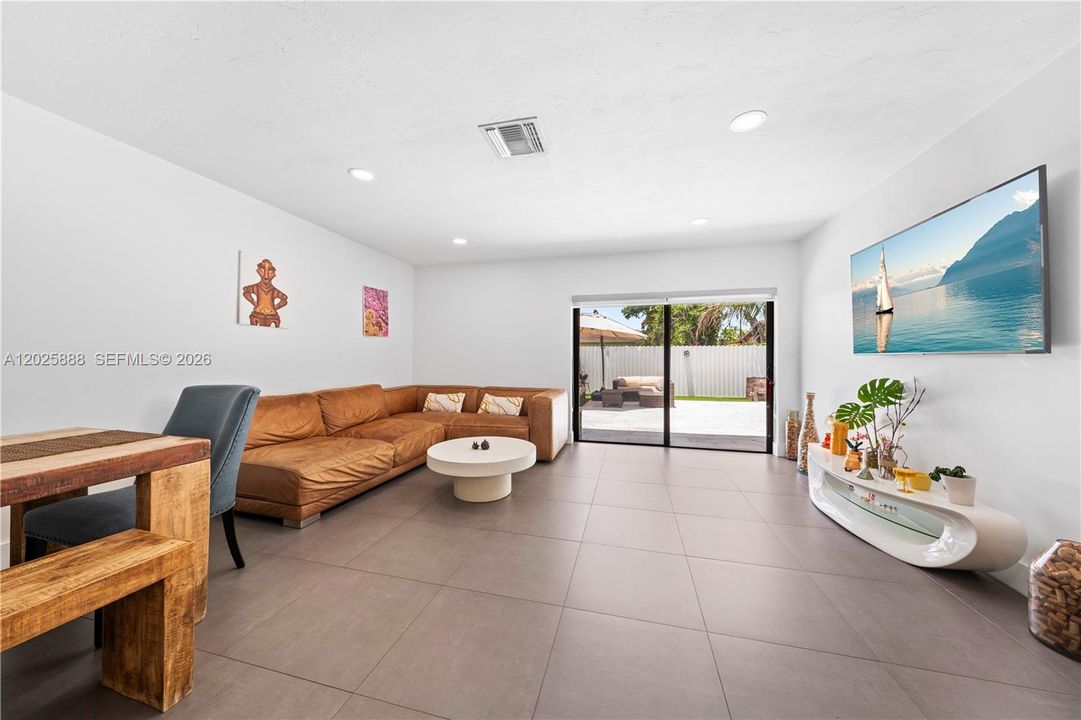For Sale: $950,000 (3 beds, 2 baths, 1676 Square Feet)