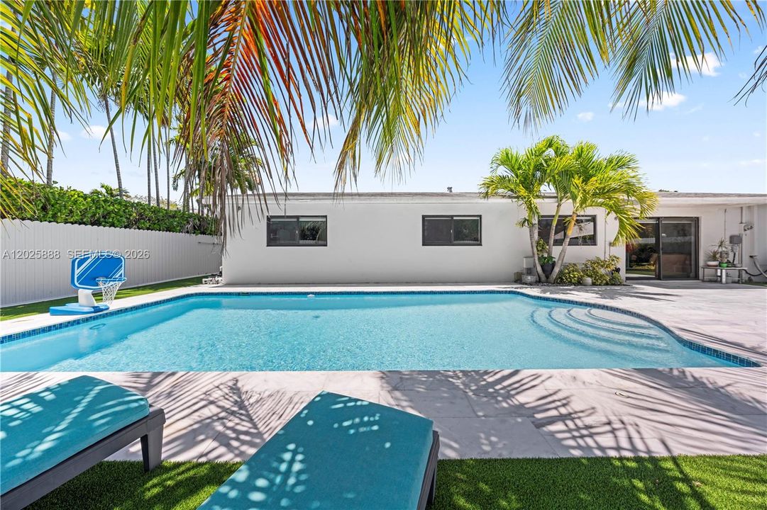 For Sale: $950,000 (3 beds, 2 baths, 1676 Square Feet)