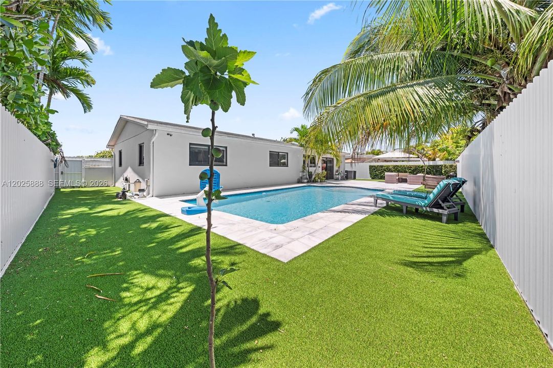 For Sale: $950,000 (3 beds, 2 baths, 1676 Square Feet)
