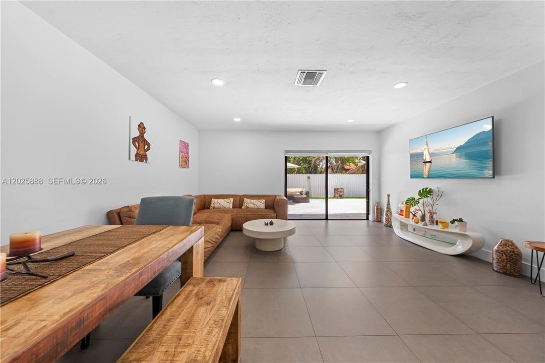 For Sale: $950,000 (3 beds, 2 baths, 1676 Square Feet)