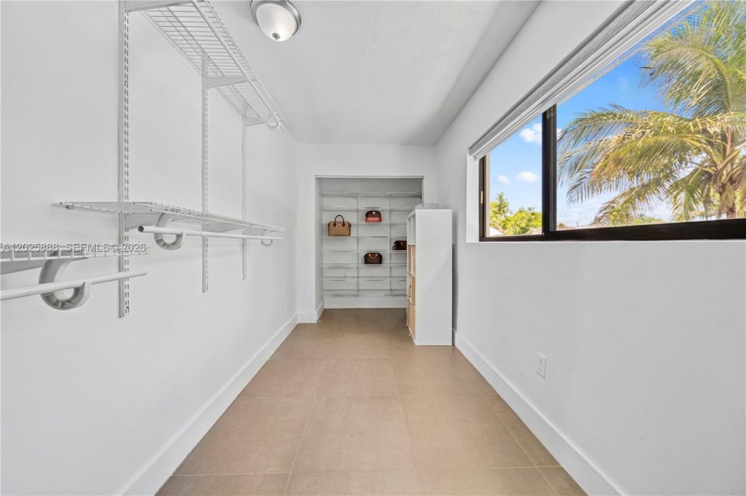 For Sale: $950,000 (3 beds, 2 baths, 1676 Square Feet)