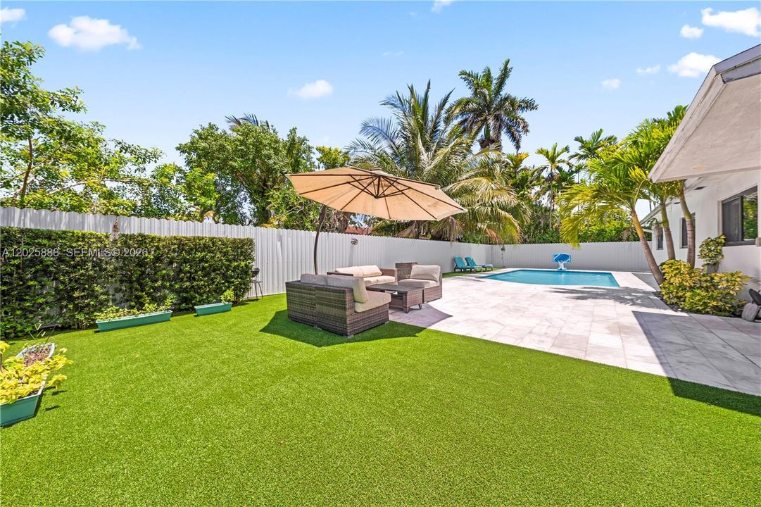 For Sale: $950,000 (3 beds, 2 baths, 1676 Square Feet)