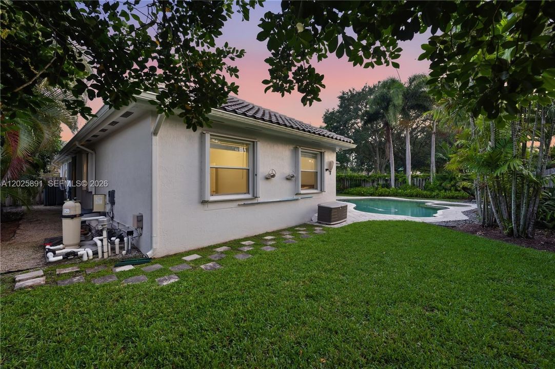 For Sale: $899,000 (5 beds, 2 baths, 2733 Square Feet)