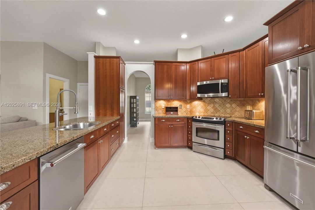 For Sale: $899,000 (5 beds, 2 baths, 2733 Square Feet)