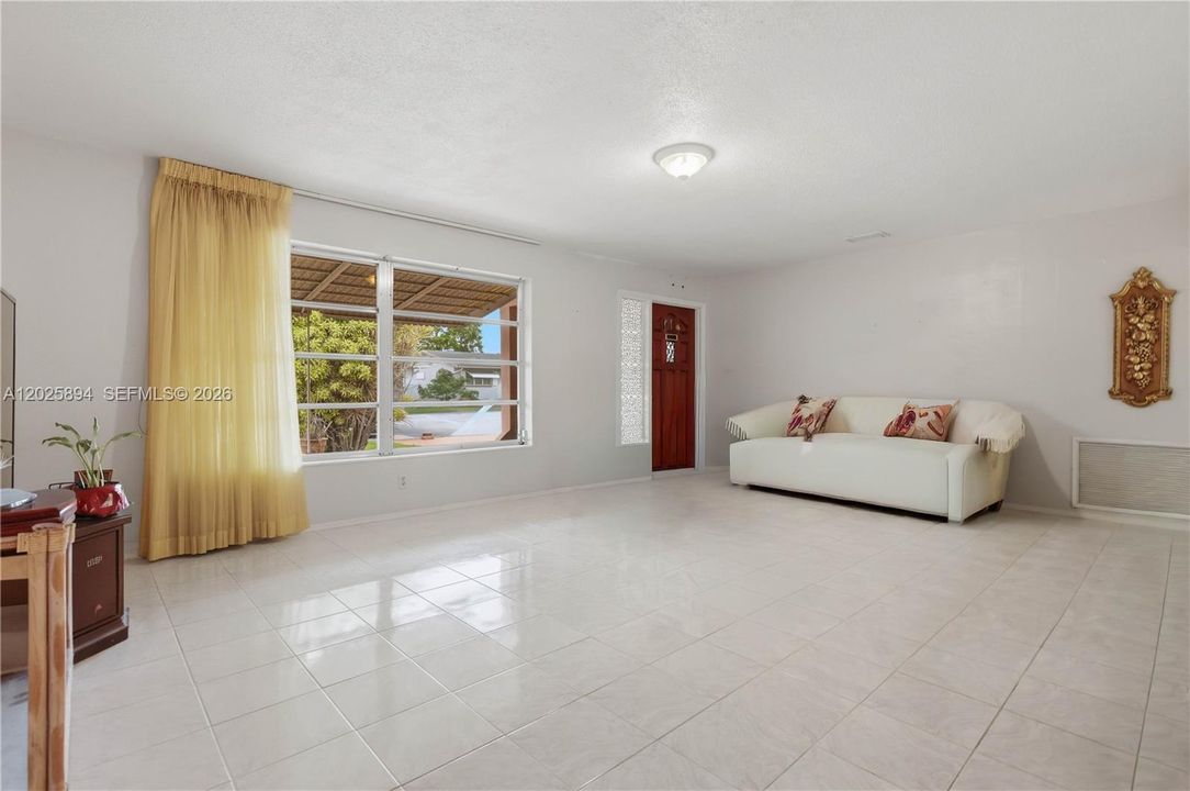 For Sale: $310,000 (2 beds, 2 baths, 1579 Square Feet)