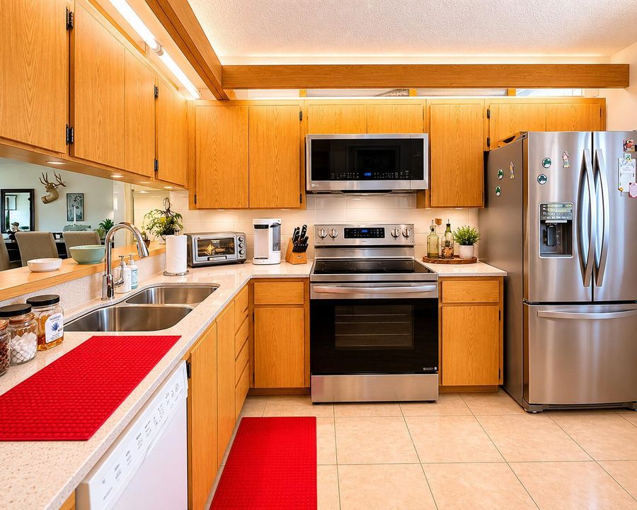 Kitchen Fridge:Stove