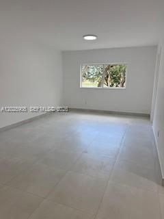 For Rent: $2,500 (2 beds, 1 baths, 749 Square Feet)
