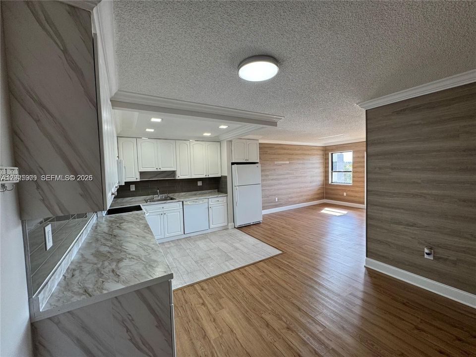 В аренду: $2,300 (2 спален, 2 ванн, 900 Квадратных фут)