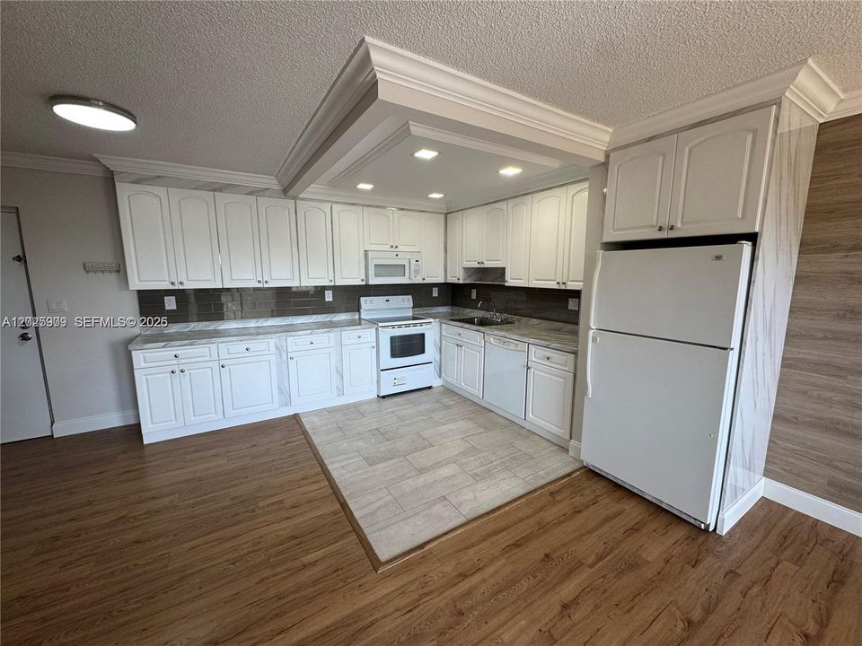 В аренду: $2,300 (2 спален, 2 ванн, 900 Квадратных фут)