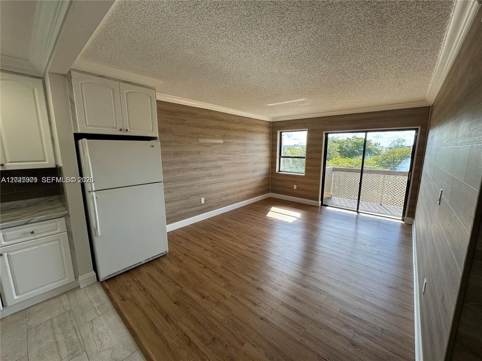 В аренду: $2,300 (2 спален, 2 ванн, 900 Квадратных фут)