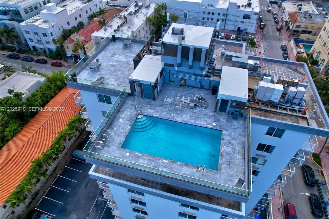 For Sale: $340,000 (1 beds, 1 baths, 567 Square Feet)