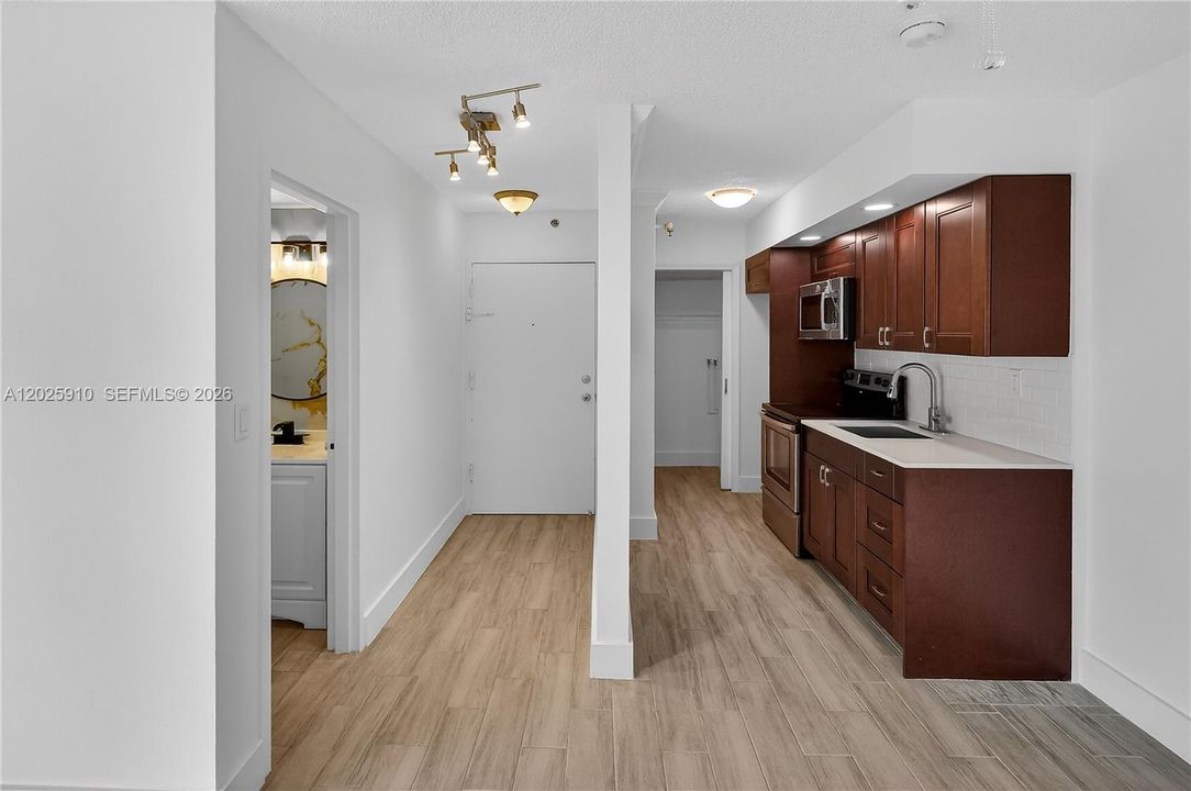 For Sale: $340,000 (1 beds, 1 baths, 567 Square Feet)