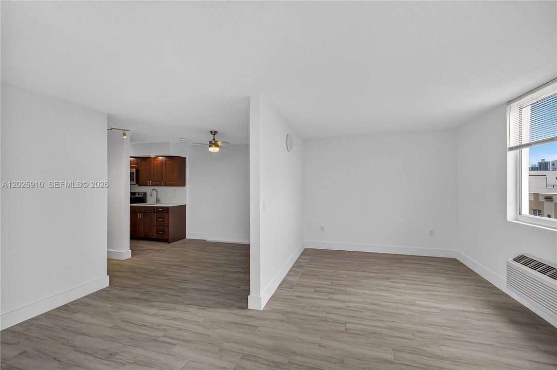For Sale: $340,000 (1 beds, 1 baths, 567 Square Feet)
