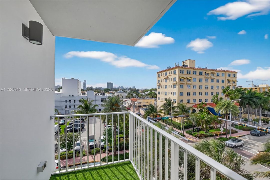 For Sale: $340,000 (1 beds, 1 baths, 567 Square Feet)