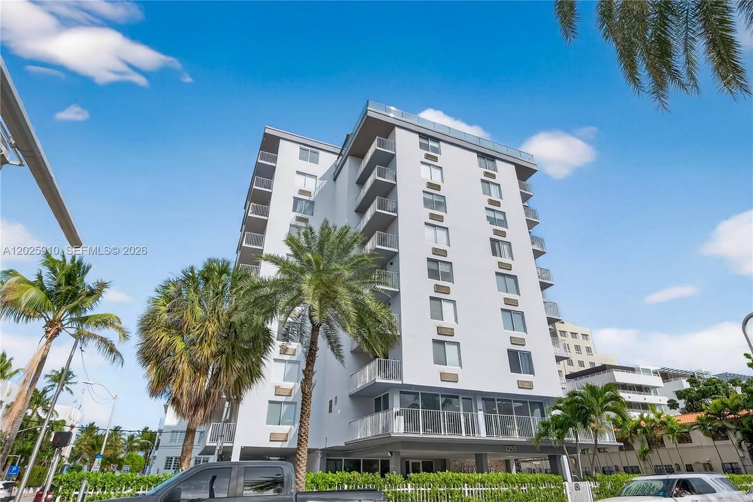 For Sale: $340,000 (1 beds, 1 baths, 567 Square Feet)