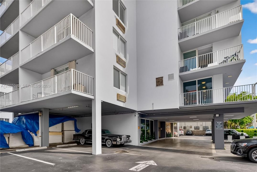For Sale: $340,000 (1 beds, 1 baths, 567 Square Feet)