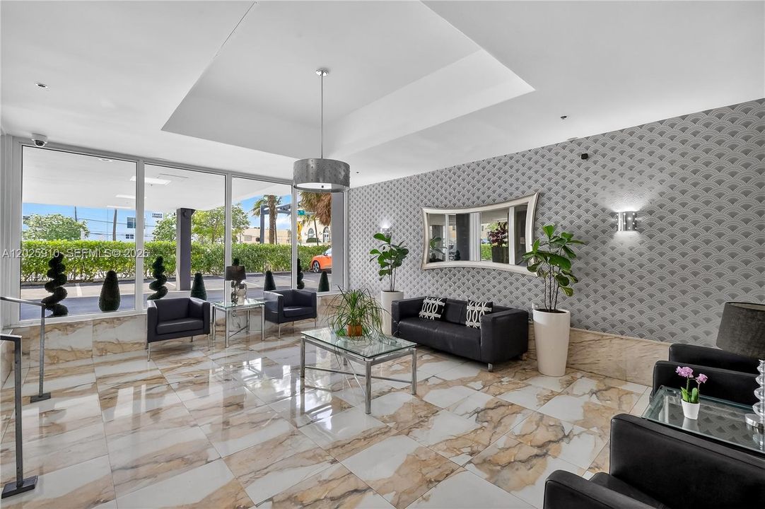 For Sale: $340,000 (1 beds, 1 baths, 567 Square Feet)