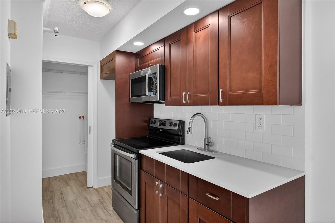 For Sale: $340,000 (1 beds, 1 baths, 567 Square Feet)